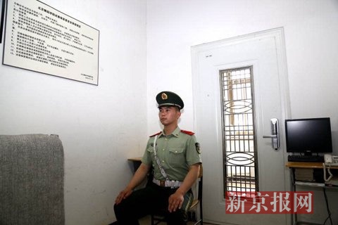 负责试卷安全的武警战士在学校保密室执勤，他们将在这里寸步不离的守护试卷。