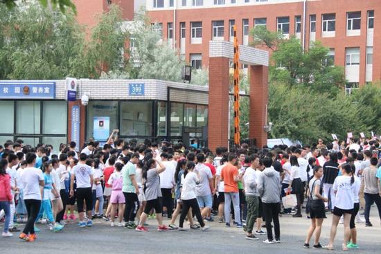 长春中考正式开考 考生及家长众生相