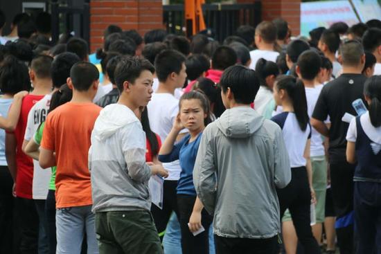 长春中考正式开考 考生及家长众生相