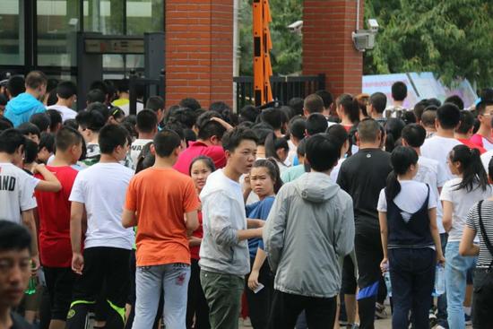 长春中考正式开考 考生及家长众生相