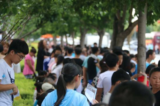 长春中考正式开考 考生及家长众生相