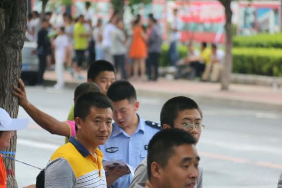长春中考正式开考 考生及家长众生相