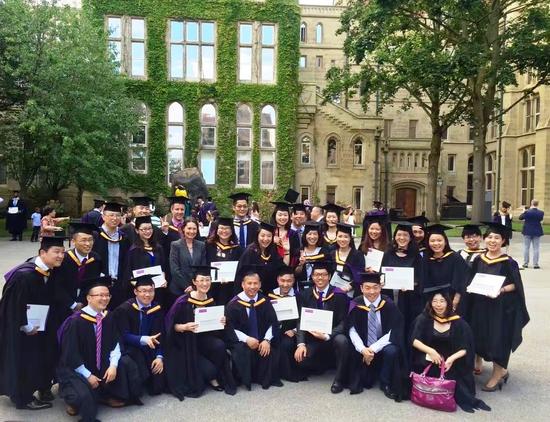 曼彻斯特大学2016年夏季毕业典礼隆重举行