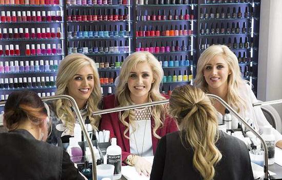 :三胞胎姐妹颜值逆天身材火辣，坐拥无数粉丝。她们为保持一致，从生活方方面面严格控制。 