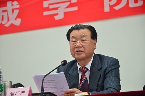 在四川大学(分数线,专业设置)锦城学院2016级新生开学典礼上,院长