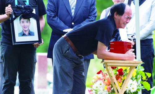 林俊父亲抱着存放其骨灰的骨灰盒痛哭.