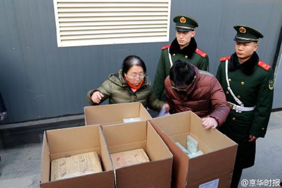 武警官兵护送四六级考试试卷