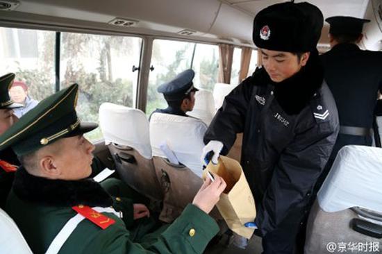 武警官兵护送四六级考试试卷