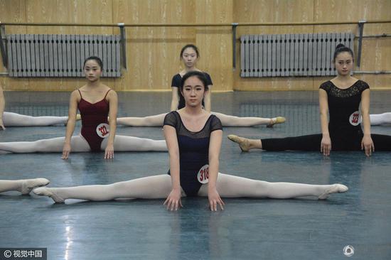 艺考美女考生苦练玩坏一字马膝盖常淤青图