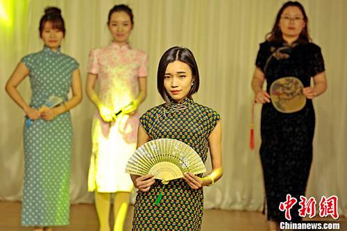  3月8日，女教师们身着各种旗袍走秀，向观众展示知性魅力。中新社记者 佟郁 摄