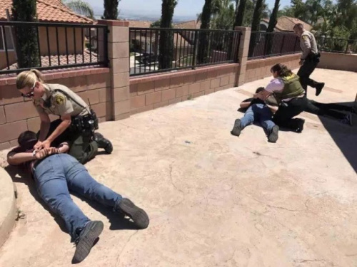 警察赶到,3名窃贼束手就擒.(图:美国《世界日报》)