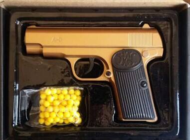 警察后来为中枪青年急救,但已回天乏术,事后证实他持有的是一支bb弹