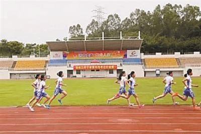 中考中长跑项目考试现场。 