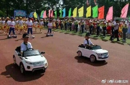 小学运动会保时捷开上操场