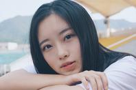 同济校花置身麦田神情陶醉