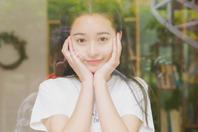 同济校花置身麦田神情陶醉