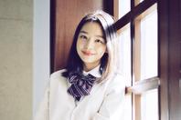 同济校花置身麦田神情陶醉