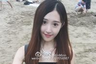 同济校花置身麦田神情陶醉