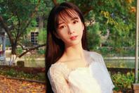 同济校花置身麦田神情陶醉