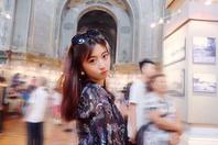 同济校花置身麦田神情陶醉