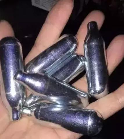 留学生吸笑气上瘾每月花十几万 最终坐轮椅回国|笑气|打气球|上瘾