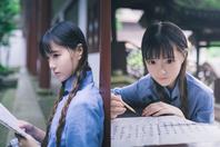 同济校花置身麦田神情陶醉