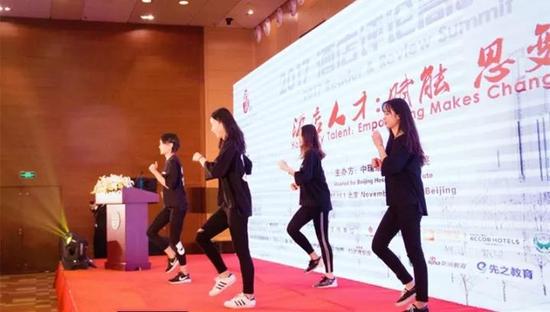 论坛伊始，学生们带来的一段青春洋溢的开场舞充分调动起了现场嘉宾们的热情，论坛现场的氛围一下子高涨了起来。