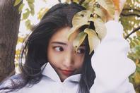 同济校花置身麦田神情陶醉