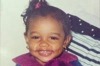 同济校花置身麦田神情陶醉