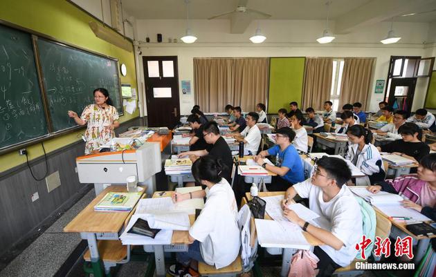 6月18日，浙江省杭州第二中学的高三学生在教室内上课。2020年的高考即将来临，浙江杭州第二中学高三的学子们正在紧张学习备战高考中。 中新社记者 王刚 摄