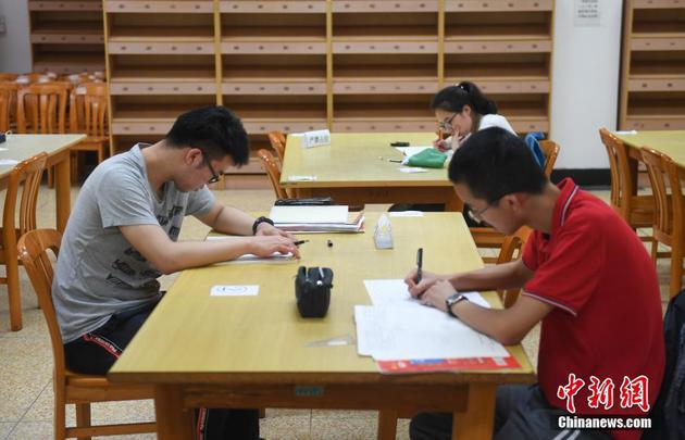 6月18日，浙江省杭州第二中学三名高三学生在图书馆自习。2020年的高考即将来临，浙江杭州第二中学高三的学子们正在紧张学习备战高考中。 中新社记者 王刚 摄