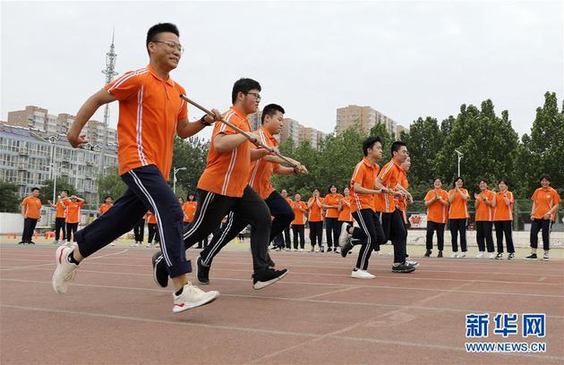 6月18日，河北省衡水市第十四中学高三年级学生在操场做减压游戏。 距2020年全国高考还有不到20天的时间，考生复习进入最后冲刺阶段。河北省衡水市第十四中学在积极做好高三学生复习备考的同时，开展多种形式的减压活动，帮助学生释放紧张情绪，以自信乐观的心态迎接高考。 新华社记者 朱旭东 摄