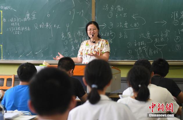 6月18日，浙江省杭州第二中学的老师为高三学生上课。2020年的高考即将来临，浙江杭州第二中学高三的学子们正在紧张学习备战高考中。 中新社记者 王刚 摄
