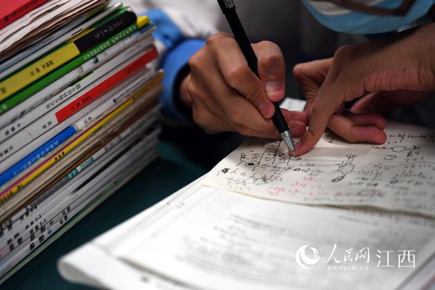 晚自习上，一名学生正在“刷题”。人民网 时雨/摄