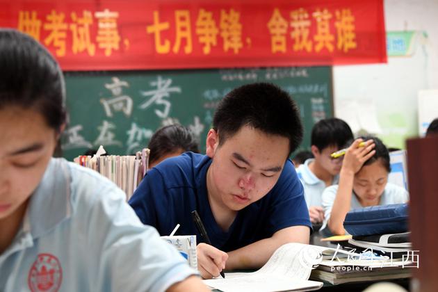 晚自习课上，高三毕业班的学生们在教室里认真自习，做高考前的冲刺。人民网 时雨/摄