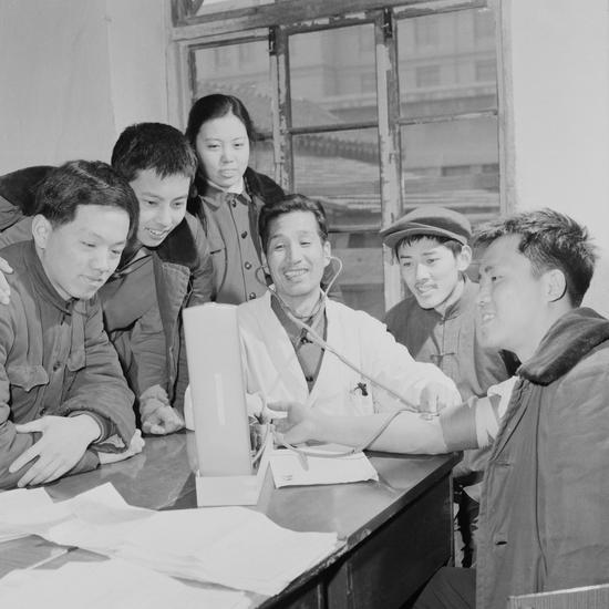 1977年，高考考生正在进行体检。司马小萌/摄