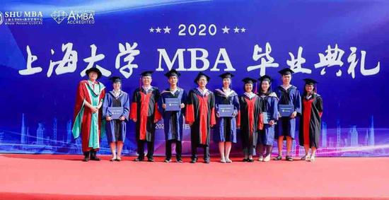 教师代表为毕业生颁发证书毕业证书领取完毕后,mba中心学术主任任永平