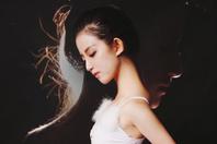 同济校花置身麦田神情陶醉