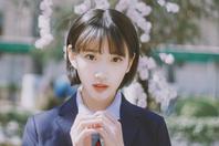 同济校花置身麦田神情陶醉