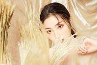 同济校花置身麦田神情陶醉