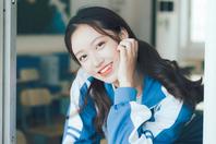 同济校花置身麦田神情陶醉