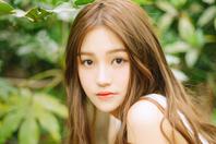 同济校花置身麦田神情陶醉