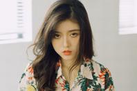 同济校花置身麦田神情陶醉