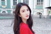 同济校花置身麦田神情陶醉