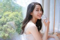 同济校花置身麦田神情陶醉