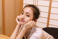 同济校花置身麦田神情陶醉