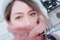 同济校花置身麦田神情陶醉