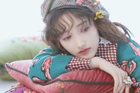 同济校花置身麦田神情陶醉