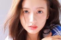 同济校花置身麦田神情陶醉