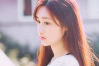 同济校花置身麦田神情陶醉